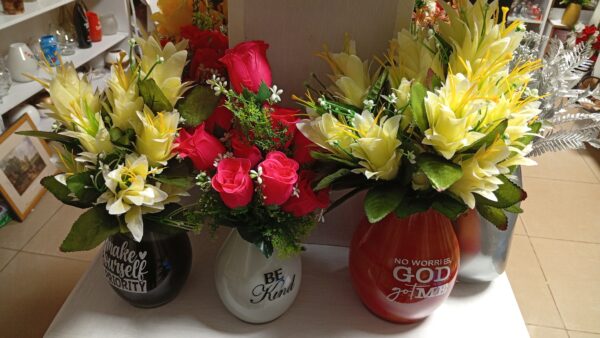 Glass vases with nice messages with flower arrangement - Image 5