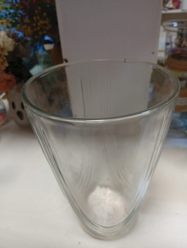 Elegant Clear Crystal Vase – Timeless Beauty for Your Home for only ksh1500 !!
