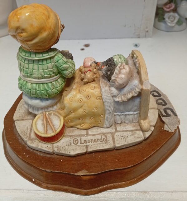 Discover the Charm of the "Little Nook Village" Figurine by Leonardo – Only KSh 500! - Image 3