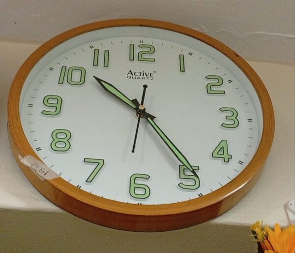 Glowing Active Quartz Wall Clock - Image 3